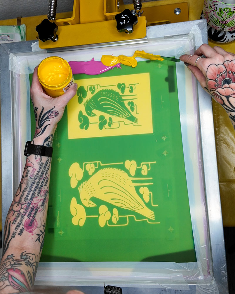 blog_verlauf-3 applying yellow and pink ink on the screen