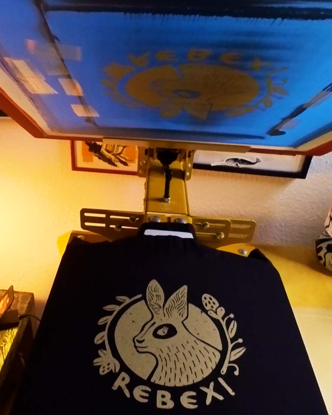 printing logo in gold on fabric