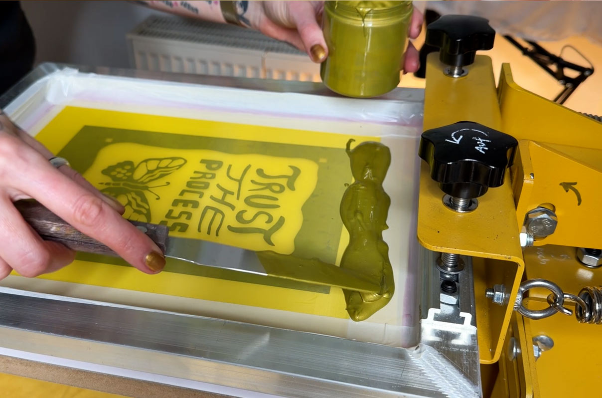applying gold ink on the screen
